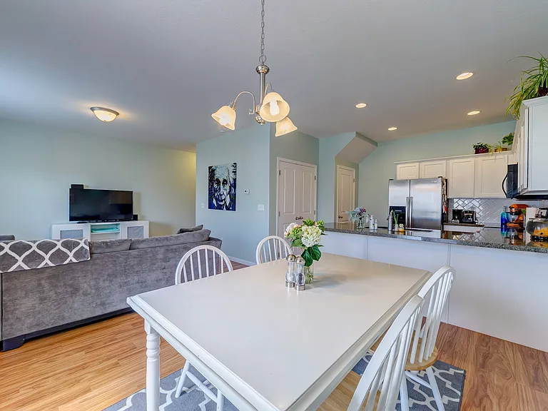 4253 N Cresthaven Ln — Photo 5