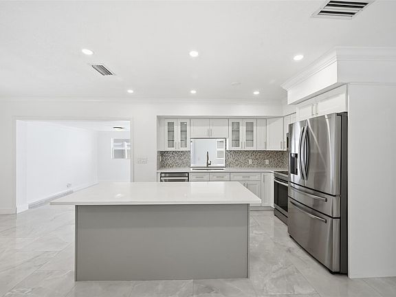 4th image of 1400 SE 8th Ave