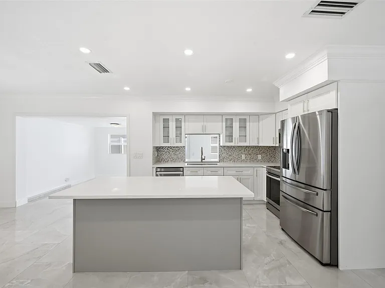 1400 SE 8th Ave — Photo 4
