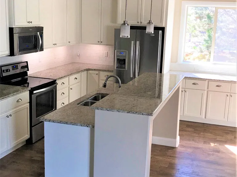 Bright Kitchen with Scenic View/Breakfast Bar