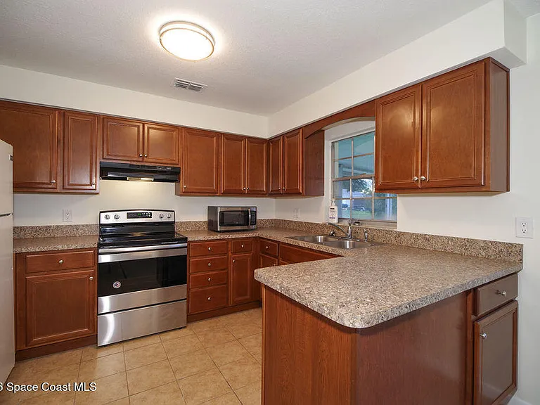 765 Cleaves St SE — Photo 4