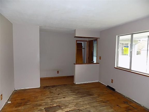 4th image of 366 W Broadway St
