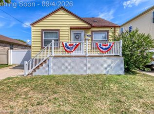 1055 8th St, Wyandotte, MI 48192