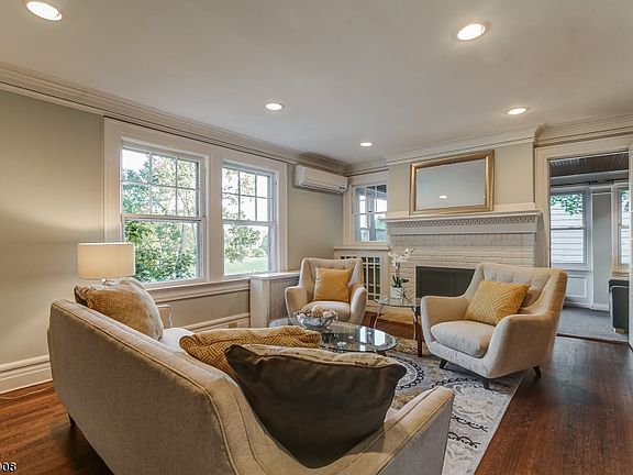 3rd image of 307 Hillside Pl