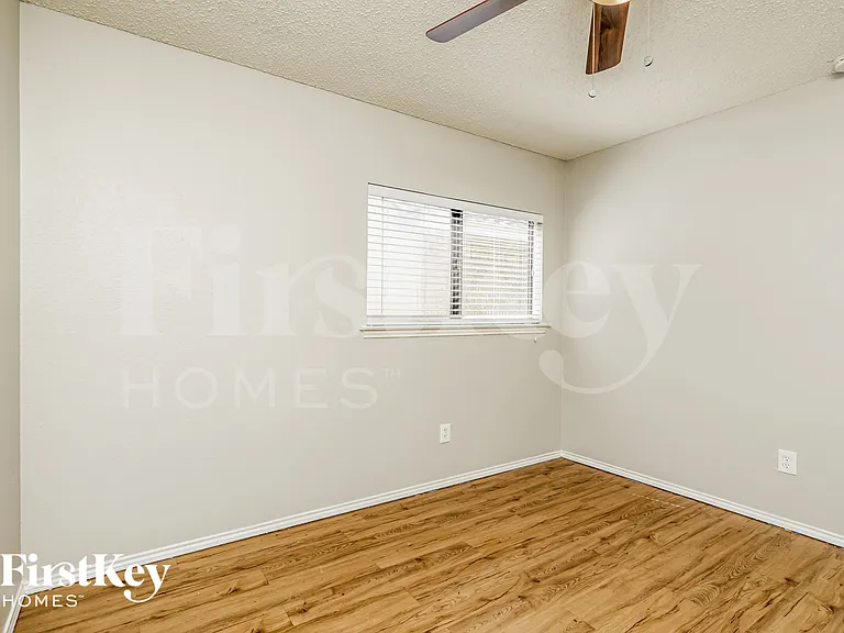 2661 Claremont Dr — Photo 12