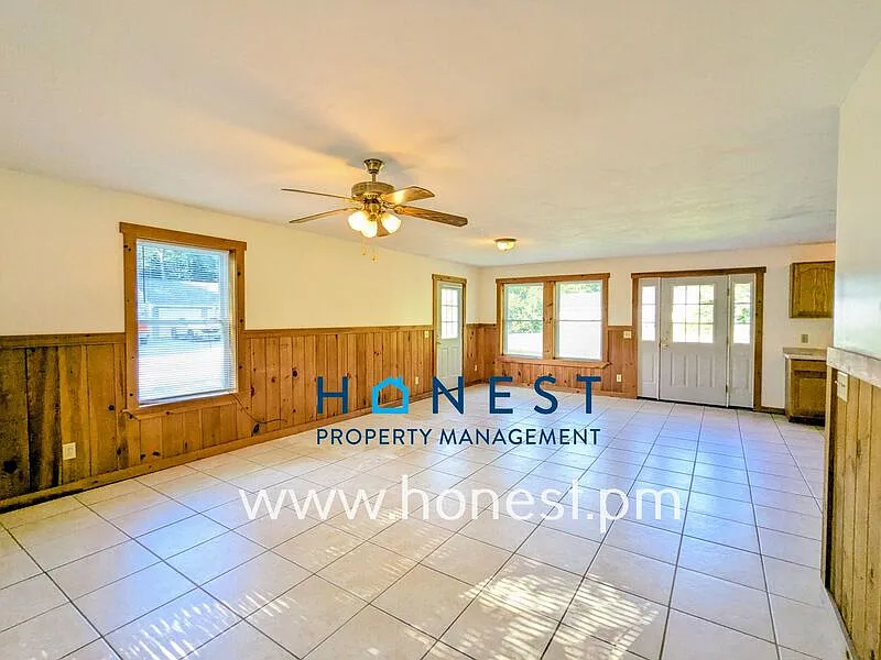 3 bed, 2.0 bath, 1344 sqft, $2,000 — Photo 4