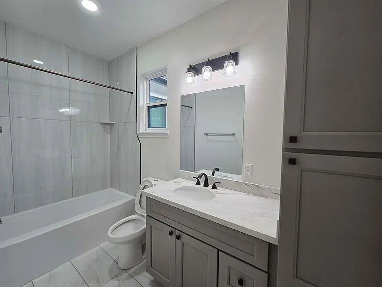 Master bedroom bathroom