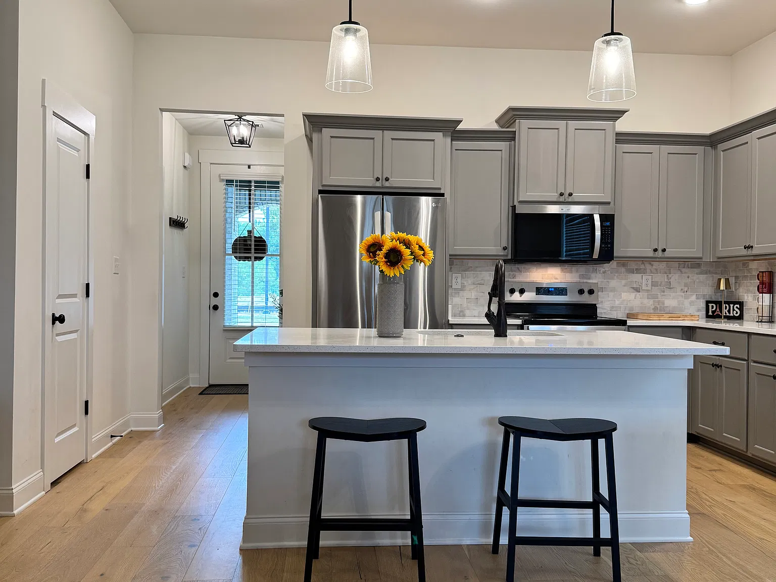 4 bed, 1935 sqft, $2,400 — Photo 3