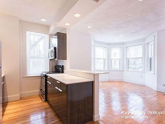 5th image of 110 Queensberry St #7