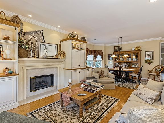 4th image of 22 Golden Spruce Dr