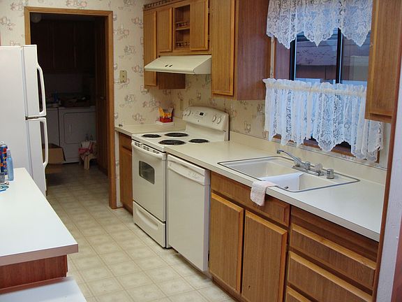 Kitchen, view to utility rm