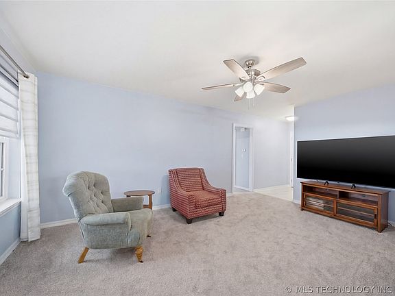 5th image of 407 W Tobago Dr