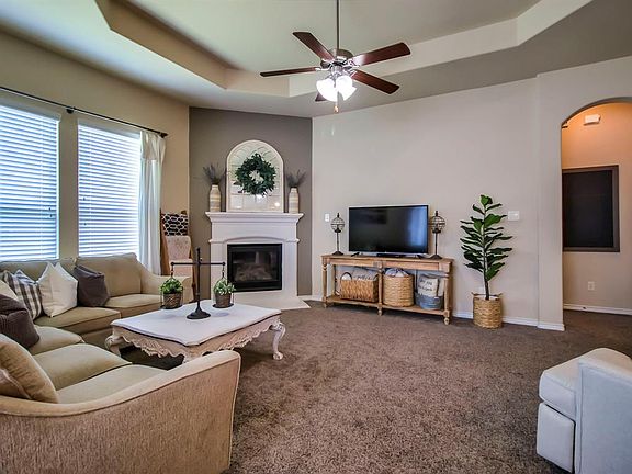 3rd image of 2414 Askew Dr