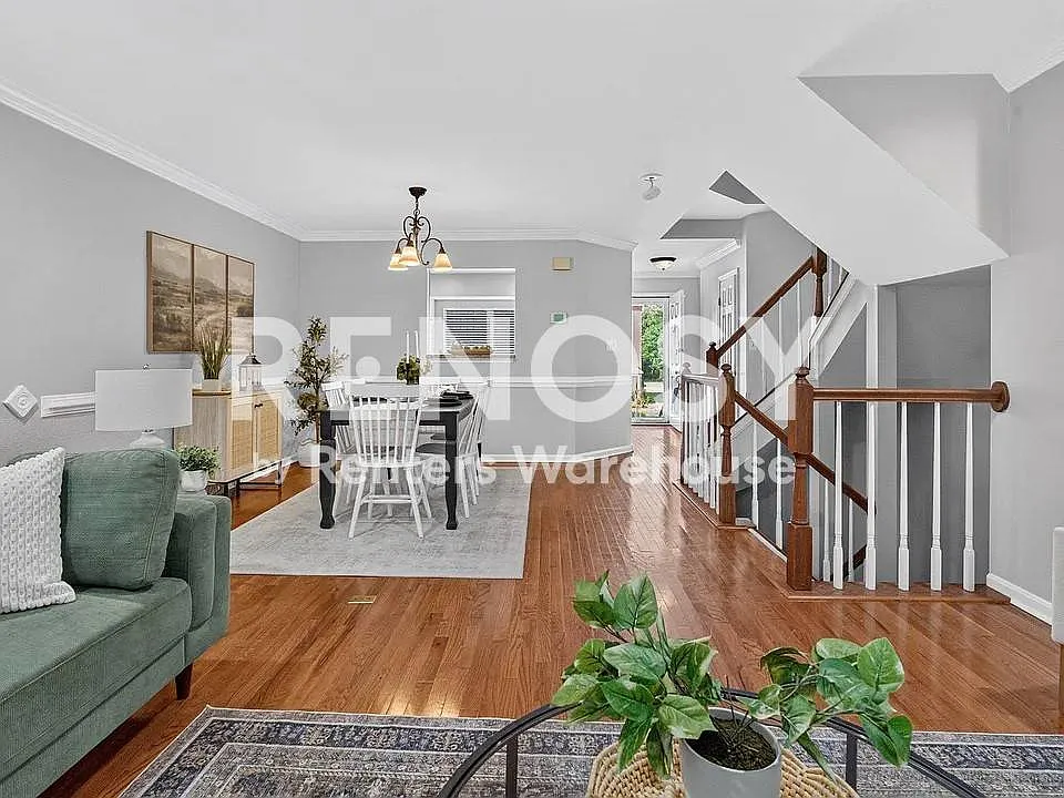 Available Now - Update 3 Br 3.5 Bath Town Home With Office And Fenced Yard — Photo 4