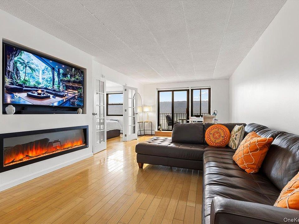 1st image of 1085 Warburton Ave #304