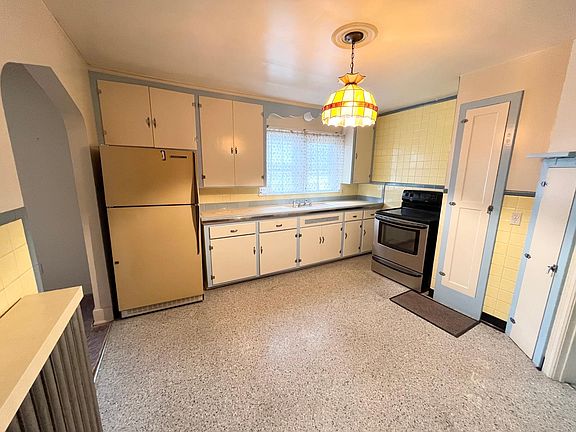 2nd image of 2204 Woodlawn Ave #2
