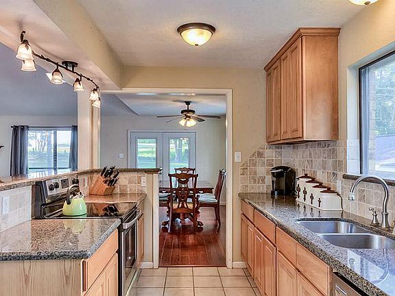 4th image of 132 Augusta Dr