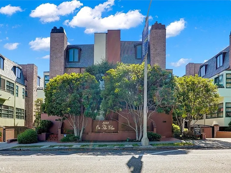 2323 S Beverly Glen Blvd #8 — Photo 1