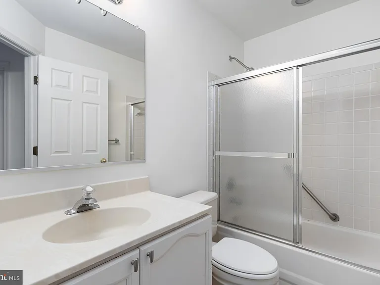 18506 Carriage Walk Cir — Photo 33