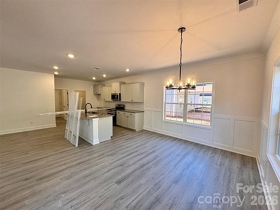 5th image of 724 Inwood Hill Dr #8
