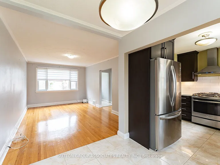 21 Deevale Rd #MAIN FL — Photo 8