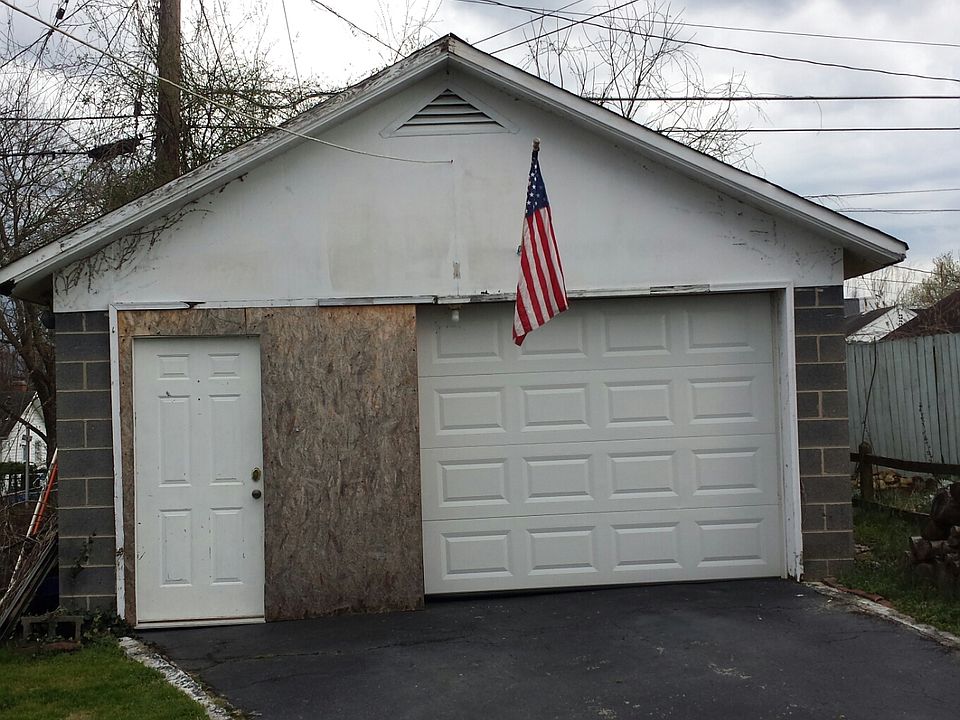 One car detatched garage 