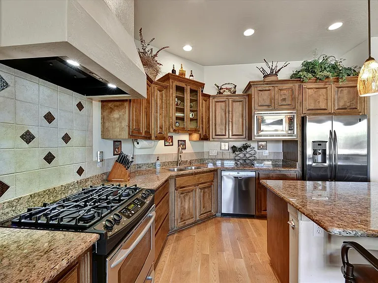 412 E Yearling Rd — Photo 24