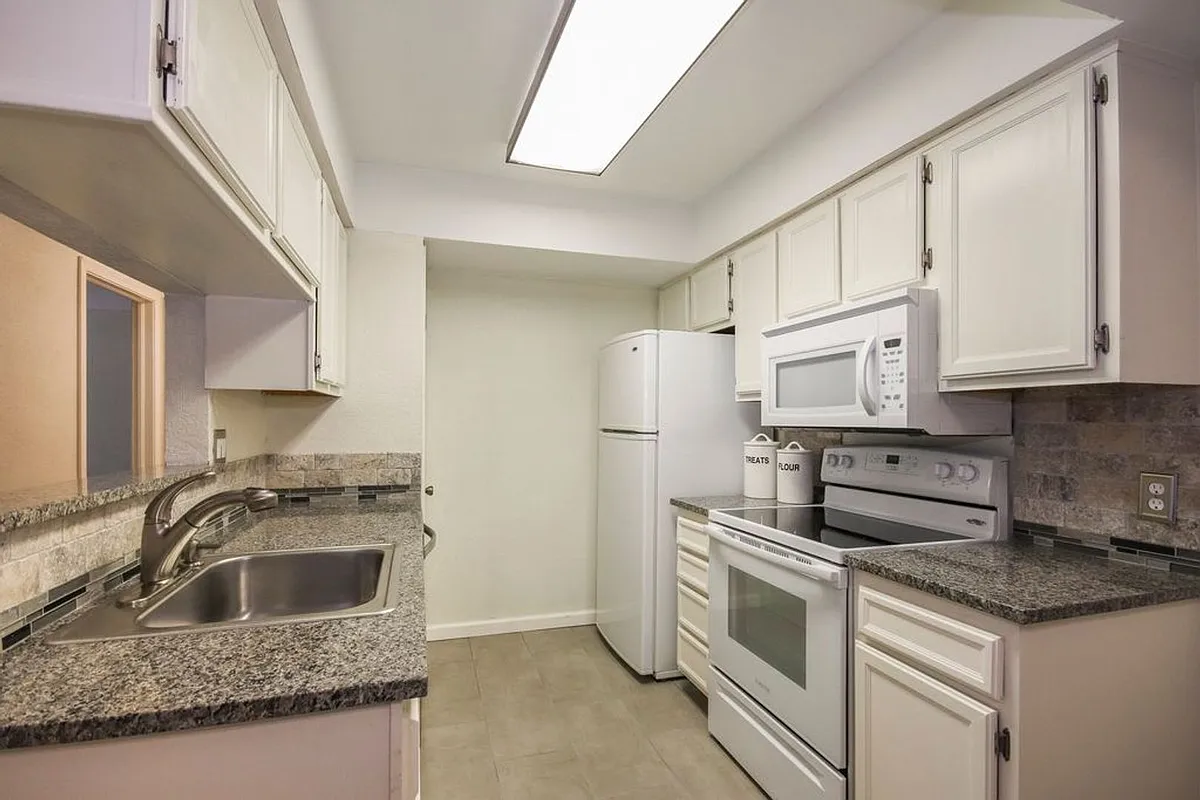 Building Photo - 2850 E 90th St #1205