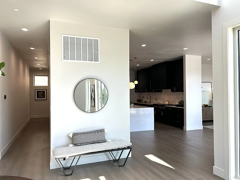8243 W Mercer Way — Photo 10