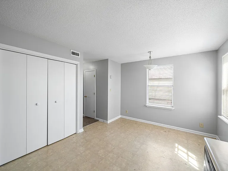 Kingsbury Dr - 923 — Photo 13
