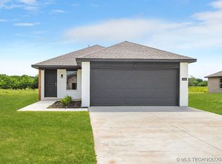 1114 N Arapahoe Ave, Chouteau, OK 74337