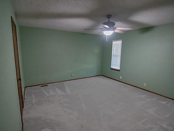 3rd image of 2212 Tanglewood Dr