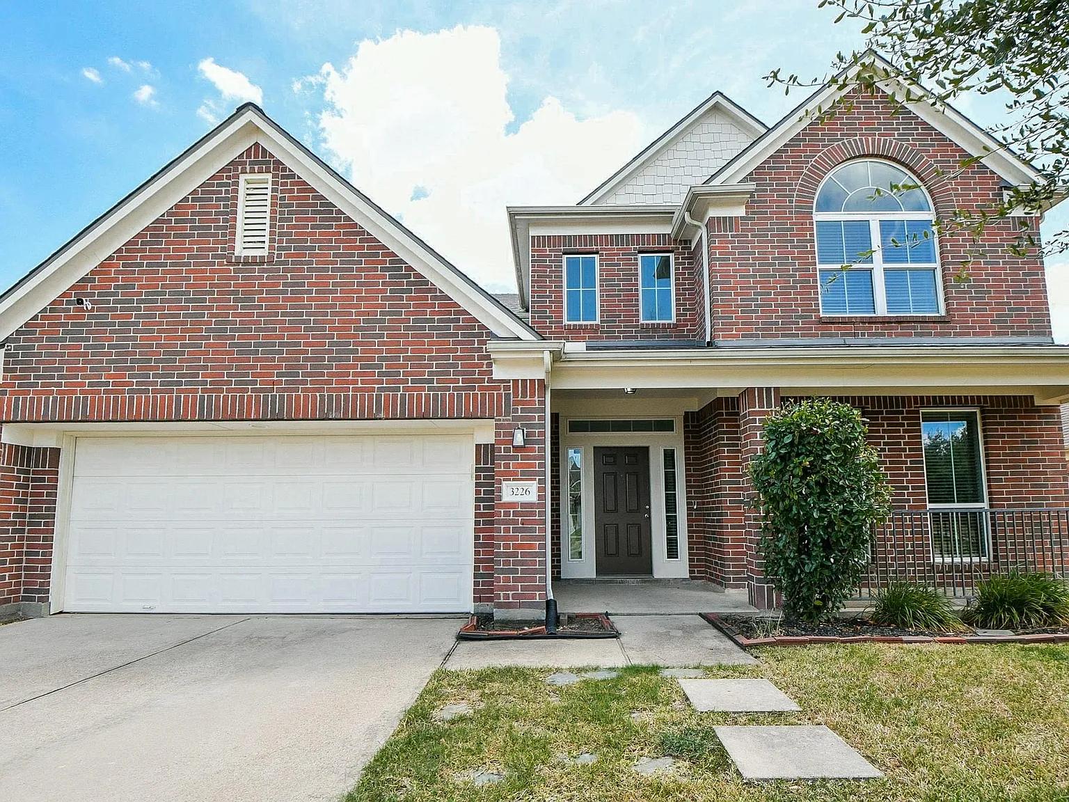 6 bed, 3.5 bath, 4237 sqft, $4,000 — Photo 1