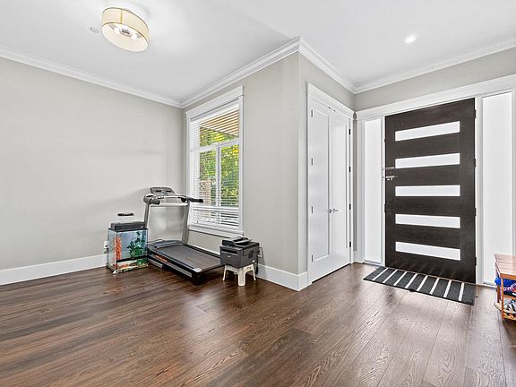 4th image of 15568 Russell Ave