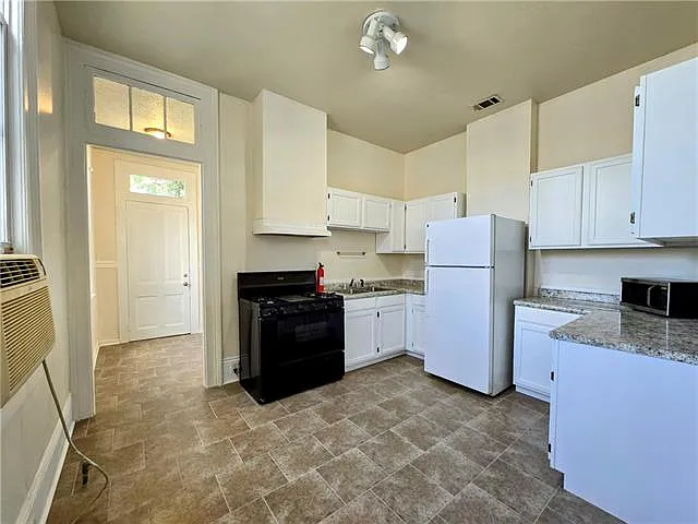 2931 Baronne St — Photo 3