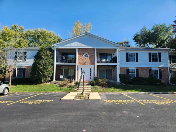 971 Golf Course Rd APT 4, Crystal Lake, IL 60014