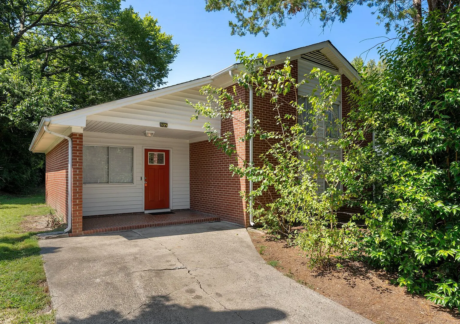 Renovated 3 bed/2 bath with spacious backyard close to downtown. — Photo 1