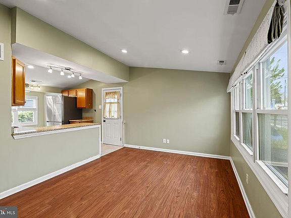 5th image of 520 S Maple Ave