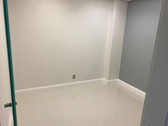 3rd image of 2727 E Oakland Park Blvd #105