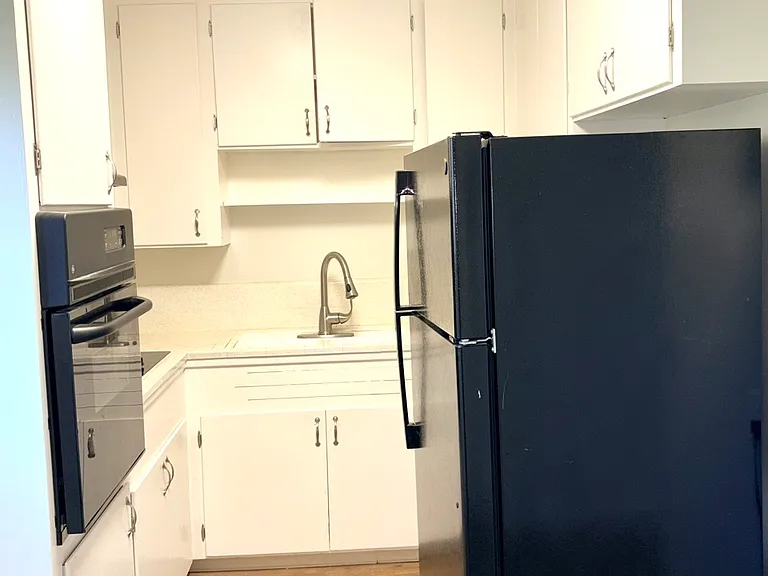 655 Mariposa Ave #9 — Photo 6