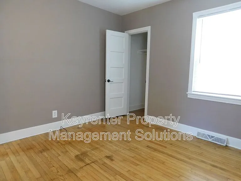325 James Ave — Photo 16