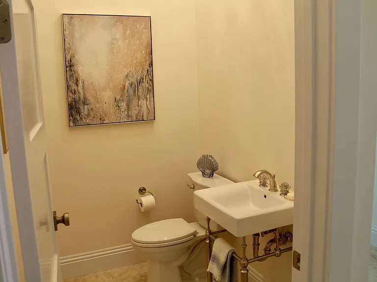 224 N Riverside Dr — Photo 38