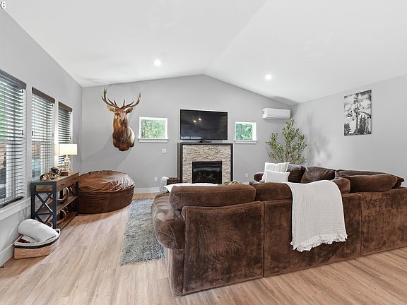 4th image of 985 5th Ave