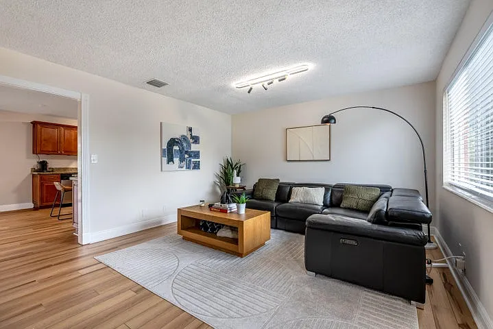 3 bed, 1232 sqft, $3,300 — Photo 4