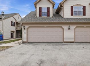 2253 W Vista Bella Dr, Oak Creek, WI 53154