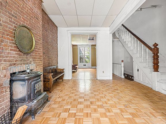 5th image of 123 Manhattan Ave