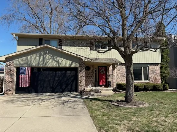 10 Gloucester Cir, Bloomington, IL 61704