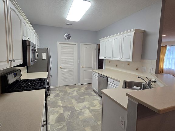 5th image of 16 Golden Willows Ave