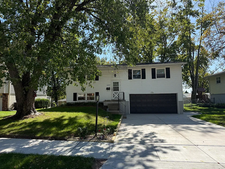 3302 W Birkshire Dr