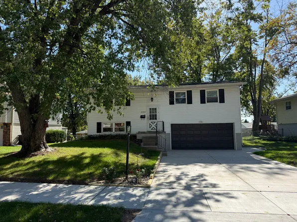 3302 W Birkshire Dr, Peoria, IL 61614